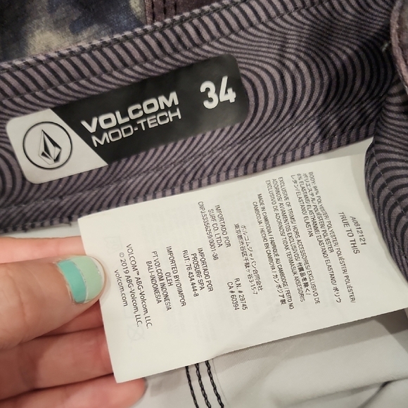 Volcom Men's Lido Solid Mod-Tech Urban Camouflage Boardshorts - Picture 8 of 10